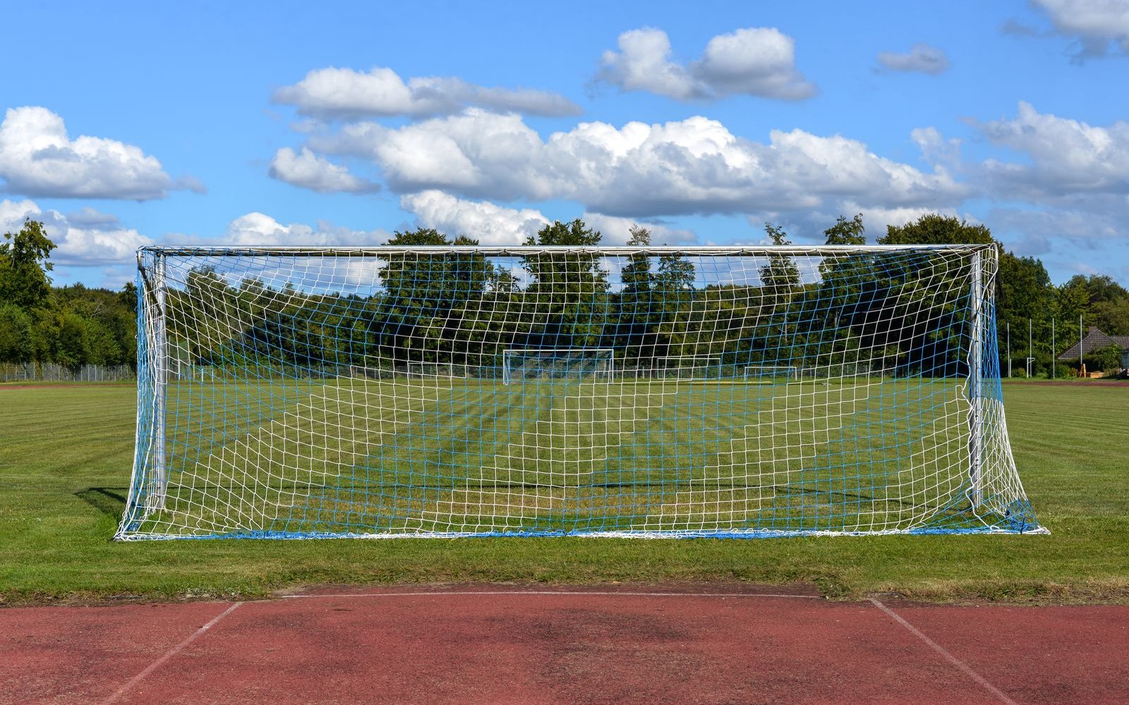 Fußballplatz mit Tor und Laufbahn
