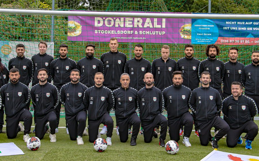 Mannschaftsfoto der 2. Herren des SV Azadî Lübeck